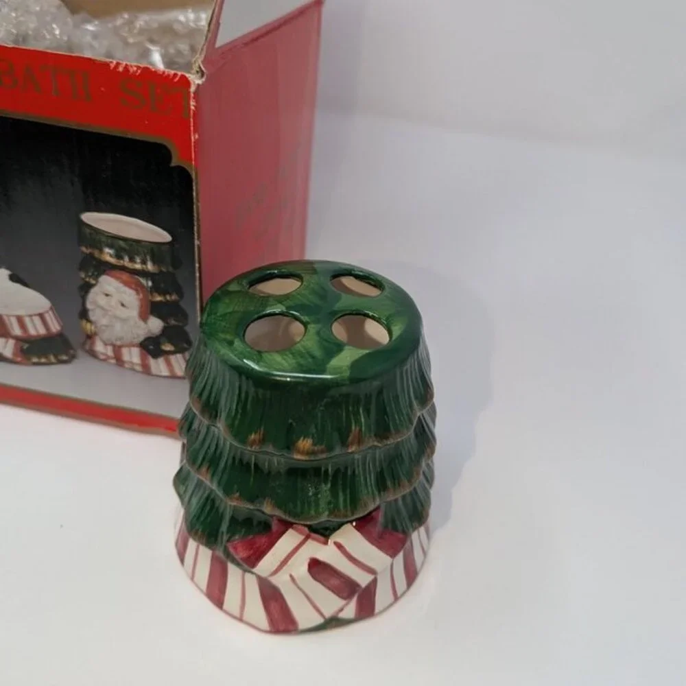 NEW VTG World Bazaars Hand Painted Santa With Lantern 3 piece Ceramic Bath Set